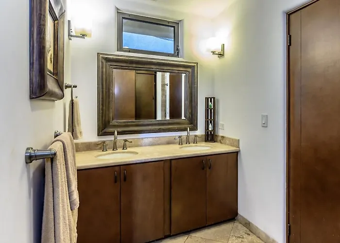 Villa Luxury - Great View - Easy Walk Everywhere! *