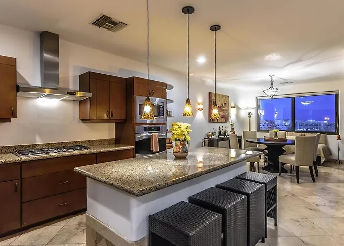 Luxury - Great View - Easy Walk Everywhere! Villa